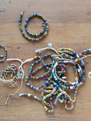 verschiedene-armbänder-handgefertigt